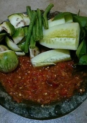 Foto resep Sambel trasi dan lalapan ala miss anie