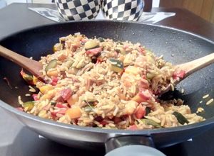 Una foto de Arroz al Wok con Salsa de Soja y PX con Verduritas a la Mantequilla