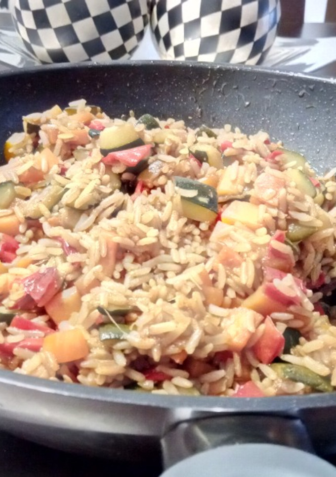 Una foto de Arroz al Wok con Salsa de Soja y PX con Verduritas a la Mantequilla