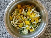 Una foto de ensalada de mango