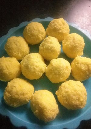 नारियल लड्डू (Nariyal ladoo recipe in Hindi) रेसिपी मुख्य फोटो