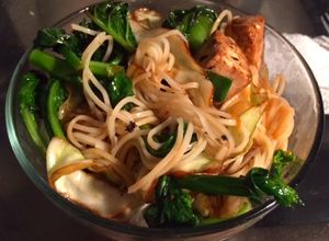 Una foto de Fideos de arroz con tofu y vegetales