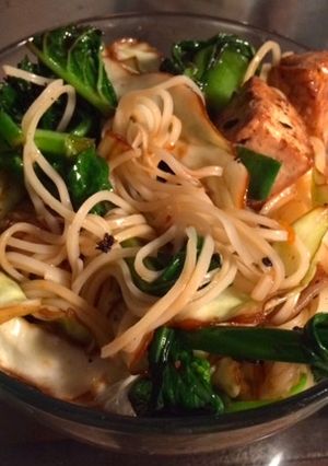 Una foto de Fideos de arroz con tofu y vegetales