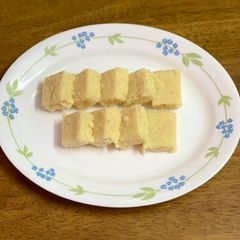 A picture of Coconut burfi (desiccated coconut).