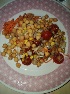 Una foto de Ensalada de garbanzos con sardinas fresquita