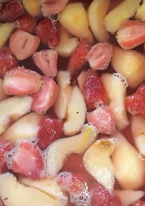 Una foto de Compota de peras y frutillas