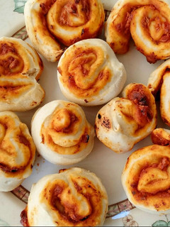 A picture of Sun dried tomato pizza spirals.