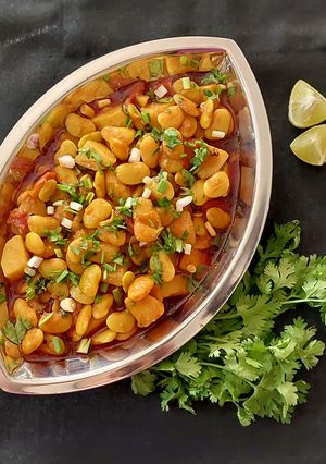 વાલ બટાકા નું શાક (Val Bataka Shak Recipe In Gujarati) રેસીપી મુખ્ય ફોટો