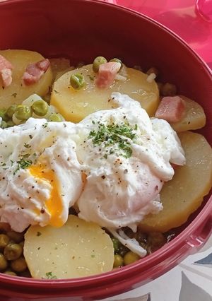 Foto principal de Patatas en Salsa Verde con Jamón y Huevo Escalfado