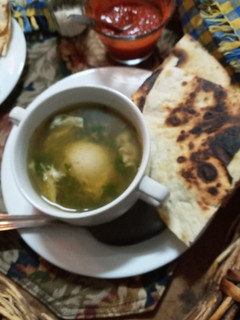 Una foto de Consomé con huevo y tortilla de guarnición