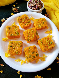 मैंगो कलाकन्द (mango kalakand recipe in Hindi) रेसिपी मुख्य फोटो