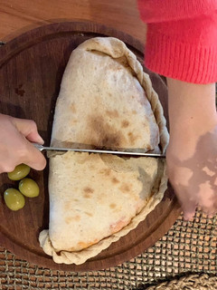 Una foto de Calzone de pepperoni y queso