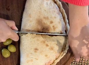 Una foto de Calzone de pepperoni y queso