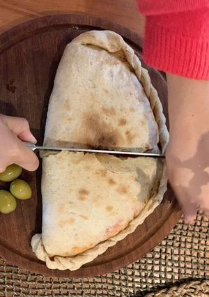 Una foto de Calzone de pepperoni y queso