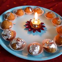 A picture of Besan ladoo.