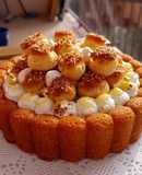 Bizcocho de vainilla y almendras con nata y profiteroles rellenos de lemon curd y toffee