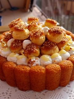 Una foto de Bizcocho de vainilla y almendras con nata y profiteroles rellenos de lemon curd y toffee