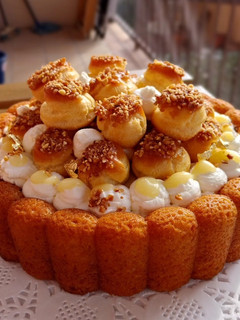 Una foto de Bizcocho de vainilla y almendras con nata y profiteroles rellenos de lemon curd y toffee