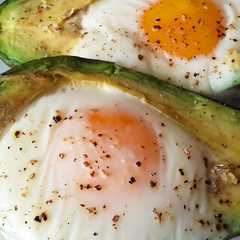 Una foto de Aguacate con huevo al horno