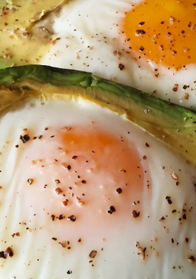 Una foto de Aguacate con huevo al horno
