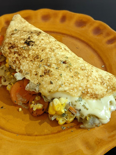 Una foto de Omelette de cebollas caramelizadas, cebolla, choclo y queso