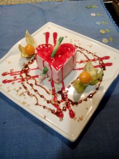 Una foto de Corazón de mousse de fresa con coulis de Frambuesa para enamorados