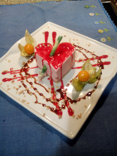 Una foto de Corazón de mousse de fresa con coulis de Frambuesa para enamorados