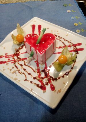 Foto principal de Corazón de mousse de fresa con coulis de Frambuesa para enamorados