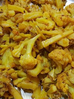 गोभी और आलू भुजिया (Gobhi aur aloo bhujiya recipe in hindi) रेसिपी मुख्य फोटो