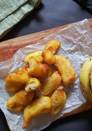 A picture of Pazham Pori ripe banana fritters.