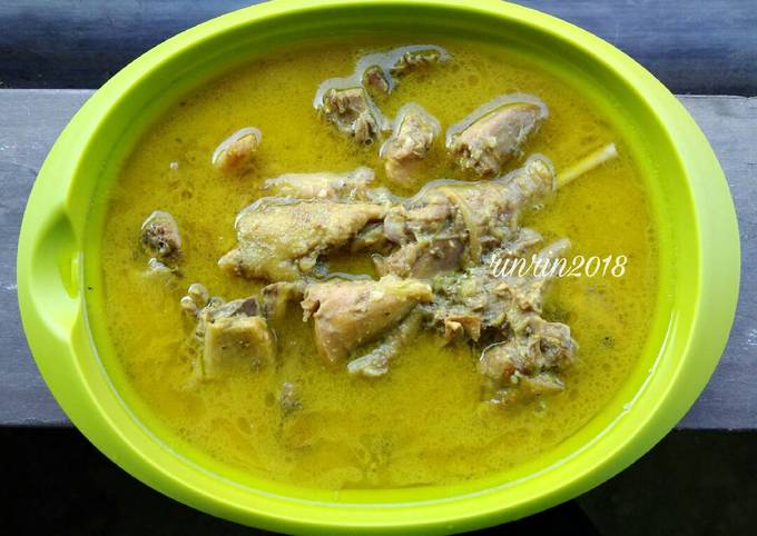 Opor Ayam Bumbu Kuning