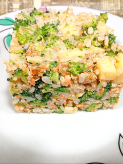 Una foto de Ensaladilla de brócoli con manzana, nueces y arroz