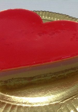 Una foto de Mousse de Gelatina con base de pionono (especial San Valentín)