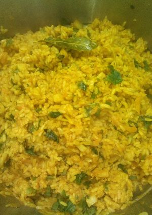 A picture of Steamed Rice with Vegetables.