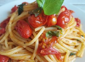 Une photo de Spaghettis Tomates cerises et basilic