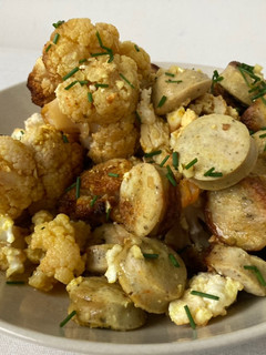 Una foto de Coliflor al horno al curry con salchichas alemanas
