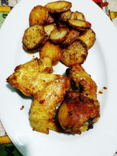 Una foto de Pollo y papas al horno