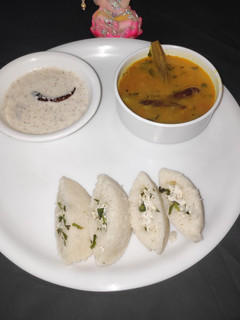 स्टफ्ड इडली विद सांभर (Stuffed idli with sambar recipe in hindi) रेसिपी मुख्य फोटो
