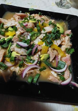 Una foto de Ceviche de salmón blanco atún rojo y salmón rosado