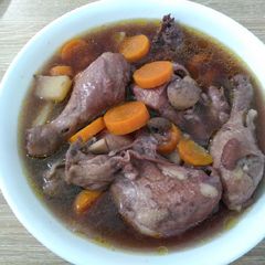 A picture of 红酒炖鸡 Stew Chicken with Red Wine.