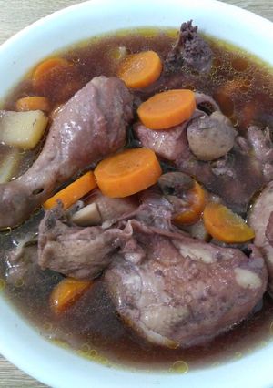 A picture of 红酒炖鸡 Stew Chicken with Red Wine.