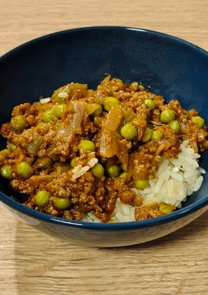 Foto principal de Carne picada en salsa con guisantes y guarnición de arroz