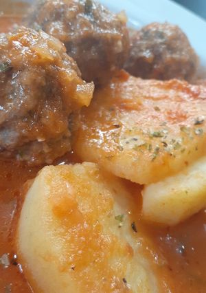 Una foto de Albóndigas con papas 🍲
