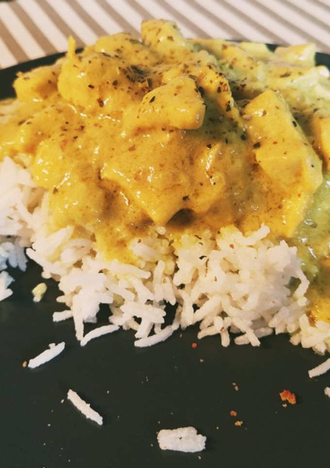 Una foto de Pollastre al curri amb arròs basmati