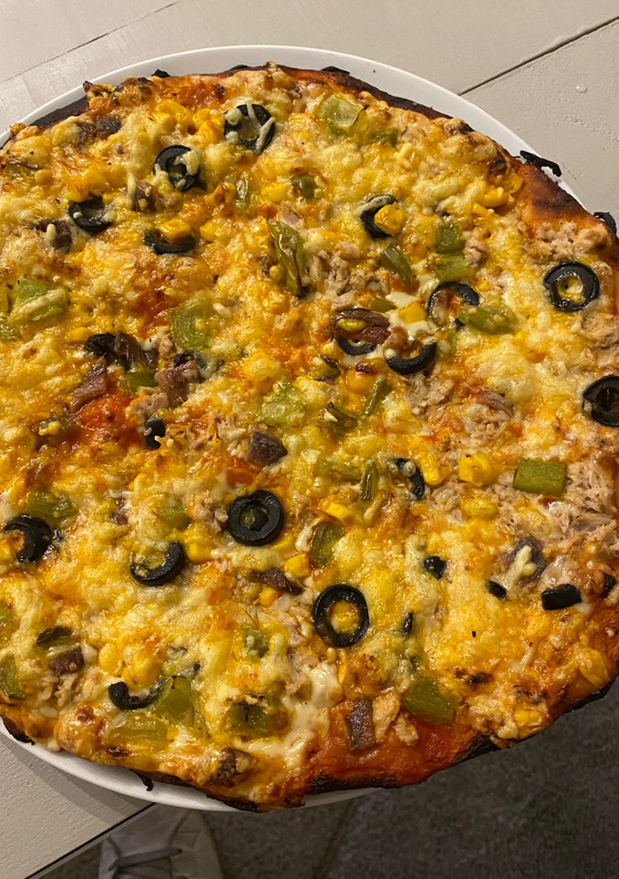 Una foto de Pizza de atún y anchoas picante