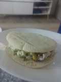 Ensaladilla en pan de pita