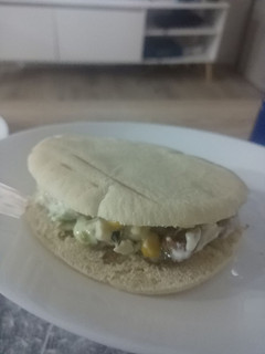 Una foto de Ensaladilla en pan de pita