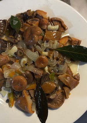 Una foto de Hongos de pino al escabeche