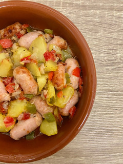 Una foto de Salchichas con verduras en freidora de aire