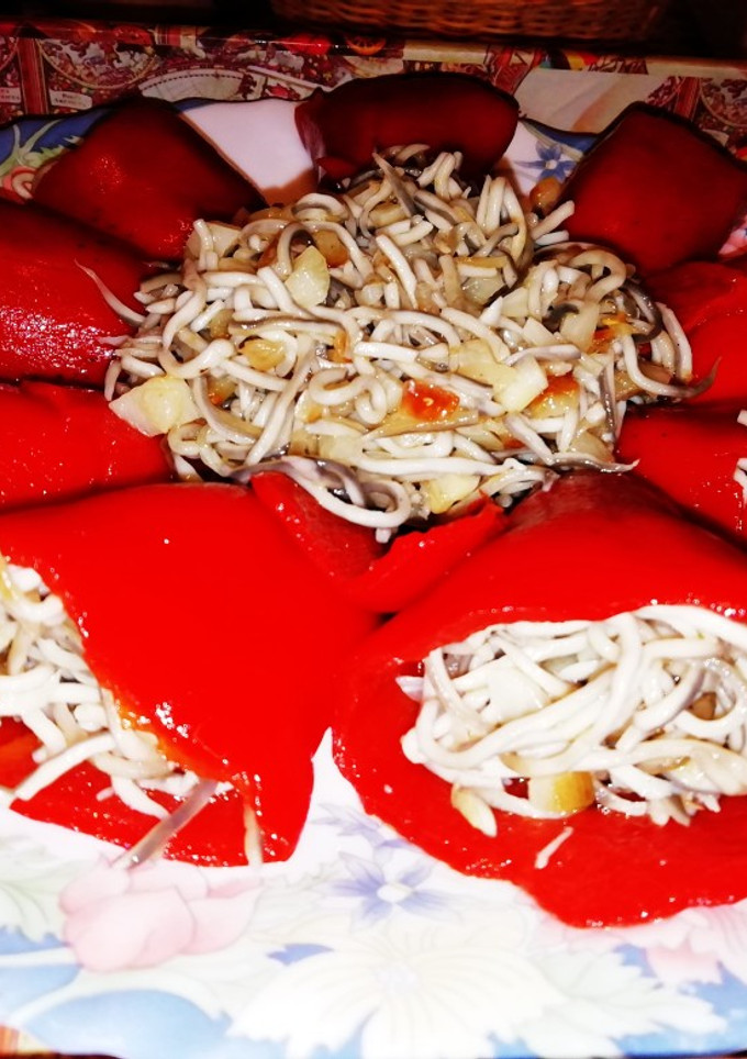 Una foto de Pimientos del piquillo con relleno de anguriñas
